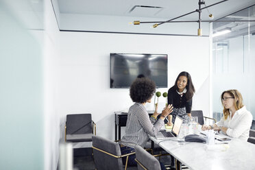 Geschäftsfrauen bei einem Treffen im Konferenzraum im Büro - CAVF29662