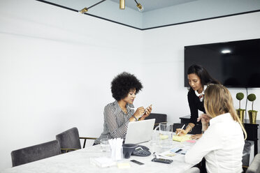 Geschäftsfrauen arbeiten in einem Konferenzraum im Büro - CAVF29663