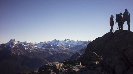 Freunde wandern auf einem Berg bei klarem Himmel - CAVF29741