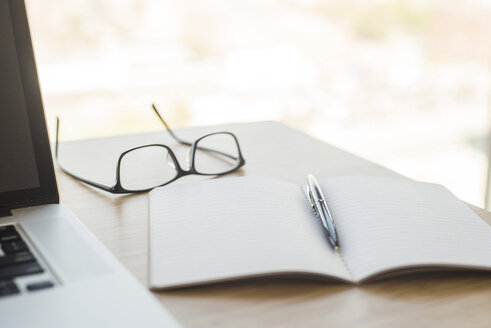 Nahaufnahme eines Tagebuchs mit Stift und Brille auf dem Tisch - CAVF29781