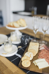 Hohe Winkel Ansicht der Lebensmittel mit Champagner-Flöten auf dem Tisch zu Hause - CAVF29784