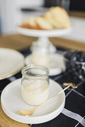 Hohe Winkelansicht von Joghurt im Glas mit Löffel auf dem Tisch - CAVF29785