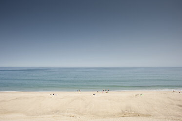 Blick auf den Strand vor blauem Himmel - CAVF29830