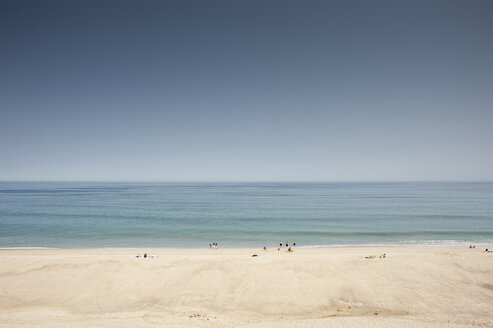 Blick auf den Strand vor blauem Himmel - CAVF29830