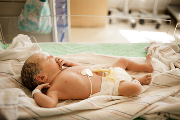 Hohe Winkel Ansicht der neugeborenen Baby Mädchen schlafen im Krankenhaus - CAVF29843