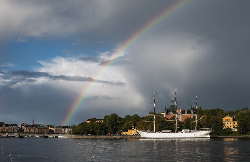 Regenbogen über einem Segelschiff im Hafen - FOLF02068