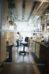 Scientists working in lab - FOLF02078
