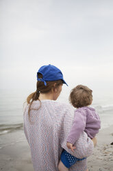 Mutter trägt Tochter am Strand - FOLF02096