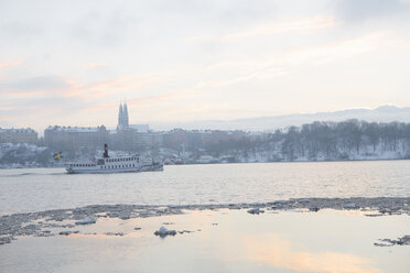 Winterszene mit Fahrgastschiff in der Bucht von Riddarfjarden - FOLF02134