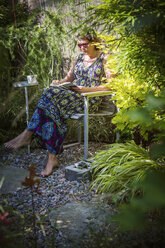 Frau liest Buch im japanischen Garten - FOLF02135
