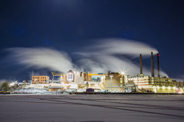 Rauch über der Papierfabrik bei Nacht - FOLF02139