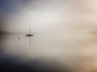 Silhouette eines Segelboots im Nebel - FOLF02146