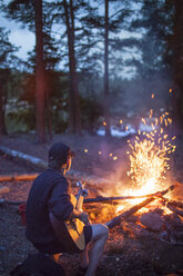 Man playing guitar by campfire - FOLF02156