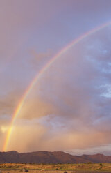 Regenbogen über den Bergen bei Sonnenuntergang - FOLF02174