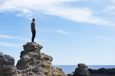 Junger Mann mit Blick auf die Aussicht - FOLF02184