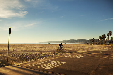 Eine Person auf dem Fahrrad am Venice Beach - FOLF02210