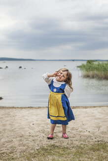 Kleines Mädchen am Seeufer - FOLF02230