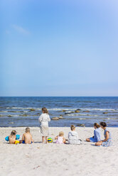 Zwei Frauen mit Kindern am Strand - FOLF02260