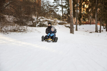 Father with son tobogganing - FOLF02263