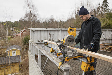 Man cutting wood with circular saw - FOLF02277