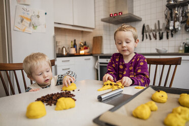 Zwei Jungen backen Safranbrötchen - FOLF02281