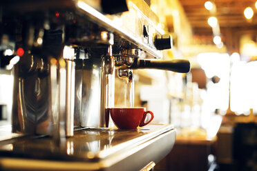 Kaffee, der aus einer Kaffeemaschine in eine Tasse gegossen wird - CAVF29908