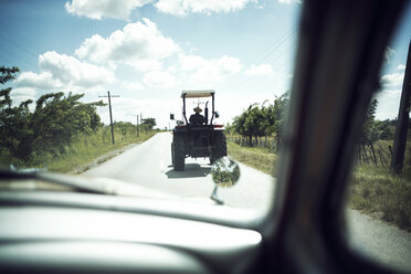 Traktor durch die Windschutzscheibe eines Autos gesehen - CAVF29924