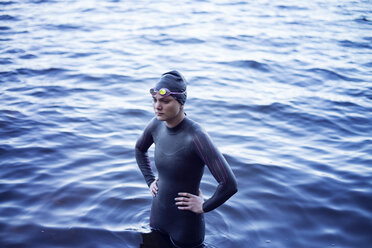 Hohe Winkel Ansicht der nachdenklichen Schwimmer stehend mit Hand auf der Hüfte in See - CAVF29964