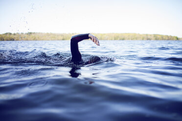 Ausgeschnittenes Bild einer im See schwimmenden Frau - CAVF29966