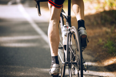 Tiefschnitt eines Fahrradfahrers auf der Straße - CAVF30000