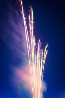Niedriger Blickwinkel auf ein Feuerwerk am nächtlichen Himmel - CAVF30019