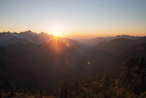 Aussicht auf die Berge gegen den klaren Himmel bei Sonnenuntergang - CAVF30032