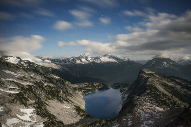 Blick auf die Berge und den See im North Cascades National Park gegen den Himmel - CAVF30042