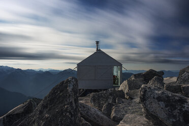 Häuschen auf einer Klippe gegen bewölkten Himmel - CAVF30043