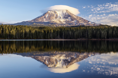 Blick auf den Mount Rainier und den See vor dem Himmel, lizenzfreies Stockfoto