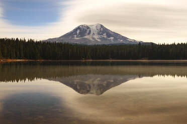 Aussicht auf den Mount Rainier und den See vor bewölktem Himmel - CAVF30054