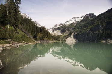 Idyllische Aussicht auf felsige Berge am Blanca-See - CAVF30068