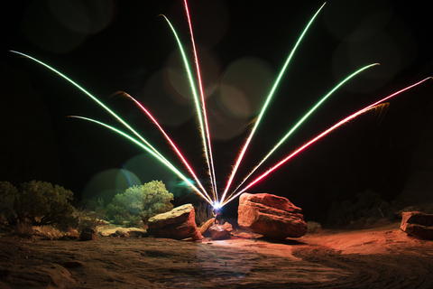 Feuerwerk über dem Feld bei Nacht, lizenzfreies Stockfoto