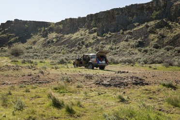 Geländewagen geparkt auf einem Feld am Berg im Gifford Pinchot National Forest - CAVF30169