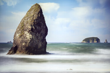 Felsen im Meer gegen den Himmel stapeln - CAVF30175