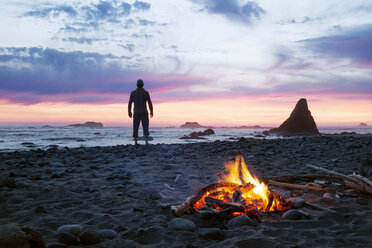 Silhouette Mann stehend am Strand bei Sonnenuntergang - CAVF30177