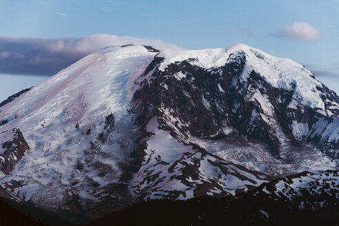 Niedriger Blickwinkel auf den schneebedeckten Mount Rainier gegen den Himmel - CAVF30232