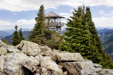 Blockhaus und Bäume auf einem Berg gegen bewölkten Himmel - CAVF30245