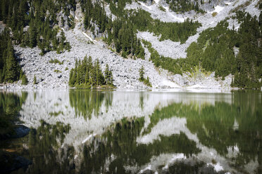 Blick auf den See und die Berge - CAVF30258