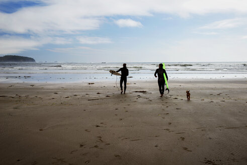 Surfer laufen am Strand gegen den Himmel - CAVF30263