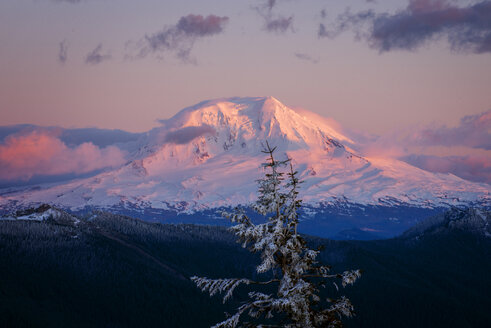 Landschaftliche Ansicht eines schneebedeckten Berges gegen den Himmel bei Sonnenuntergang - CAVF30269