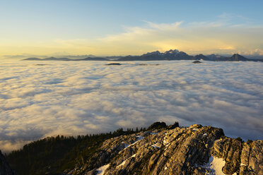 Majestätischer Blick auf die Wolken, die die Landschaft bedecken - CAVF30277