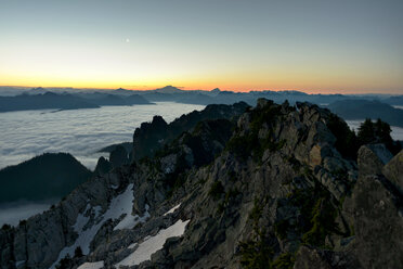 Blick auf die Wolken, die die Berge bei Sonnenuntergang bedecken - CAVF30280