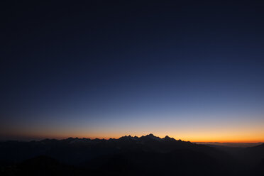 Silhouette Berge gegen klaren Himmel bei Nacht - CAVF30313