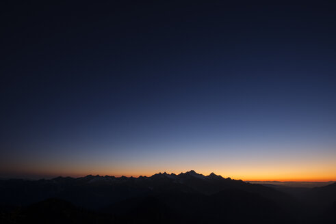 Silhouette Berge gegen klaren Himmel bei Nacht - CAVF30313